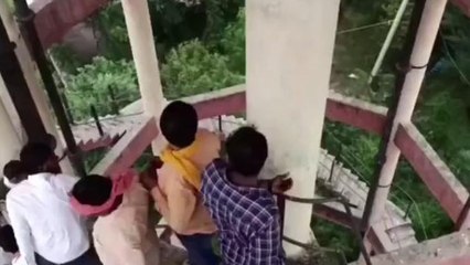 करौली: पानी टंकी पर चढ़े युवा और महिलाएं, विधायक पर जमकर निकाली भड़ास, आप भी सुने