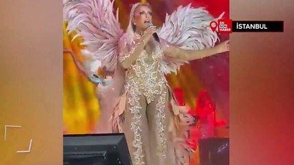 Süperstar Ajda Pekkan sahneye kanatlı kostümüyle çıktı