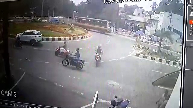 கன்னியாகுமரியில் இருசக்கர வாகனம் மோதி தலைகுப்புற கவிழ்ந்த ஆட்டோ; 4 பேர் காயம்