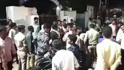 बड़वानी: दो गुटों में हुआ खूनी संघर्ष, एक दूसरे को मारे जमकर पत्थर, देखिए वीडियो