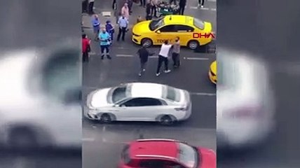 İstanbul'da yine taksici - yolcu kavgası! Cadde ringe döndü!