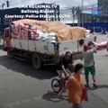 Lalaking nagnanakaw ng bigas sa truck, nahulog! | GMA News Feed