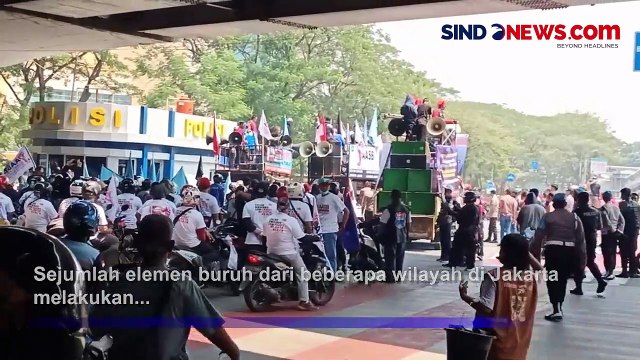 Hendak Unjuk Rasa, Ribuan Buruh Long March dari Perempatan Cempaka Putih