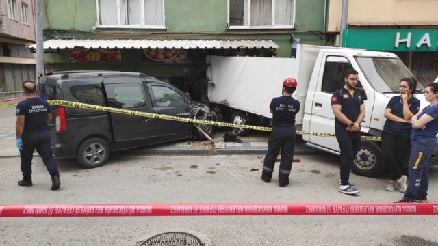 Kazada savrulan kamyonetin çarptığı yaya öldü