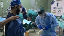 فريق طبي أميركي يجري عمليات جراحية معقدة لمرضى غزة