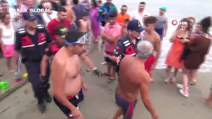 Fırtınada denize giren 2 kişi yürekleri ağza getirdi! Yüzerken kayboldular