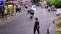 Motosikletli scootera çarpıp kaza yerinden kaçtı: O anlar kamerada