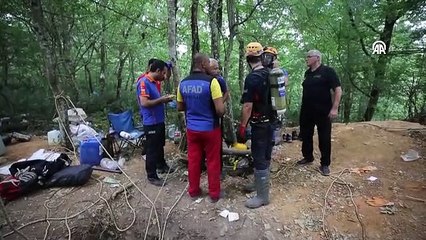 Define ararken kazdıkları çukura giren 3 kişiden 1'i öldü