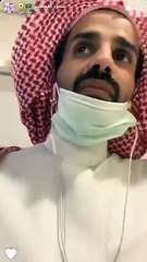 سعود القحطاني يقبل يد والدته ويطلب لها الدعاء بعد دخولها المستشفى