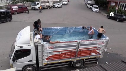 Kars'ta kamyonet kasasında 'mobil havuz' keyfi