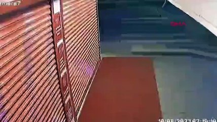 Aksaray'da korkunç kaza! Takla atan otomobil 2 iş yerine çarptı