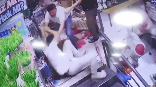 Dükkan basıp çalışanı tekme tokat dövdüler