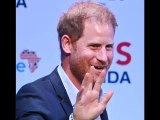 Il principe Harry sorride e saluta la folla a Tokyo mentre parla del 
