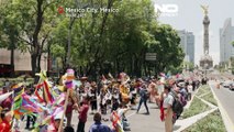 Città del Messico, la marcia delle popolazioni indigene tra musica e balli