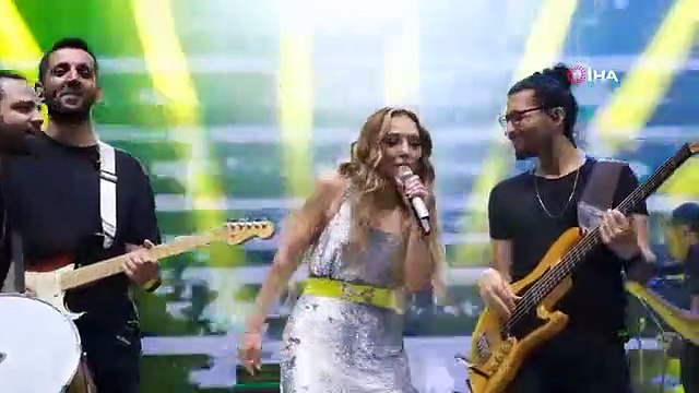 Les Nevşehirliens se sont réjouis avec Ziynet Sali au Festival de montgolfières et de la route culturelle de Cappadoce