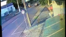 Vídeo: Após forte impacto com carro, catador de recicláveis é arremessado à calçada