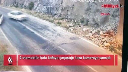 2 aracın kafa kafaya çarpıştığı kaza kameraya yansıdı