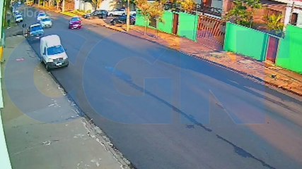 Vídeo mostra Onix rodando na pista e sendo jogado à calçada, após forte colisão com C3