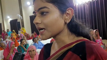 दूदू की 10  लाभार्थी महिलाओं के हाथों में आया स्मार्टफोन