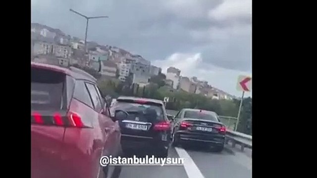 Pişkinliğin bu kadarı! Emniyet şeridinden giderken geçemeyince hakaretler yağdırdı