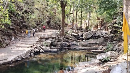 रहस्यमयी गुफा के अंदर विद्मान प्राकृतिक शिवलिंग