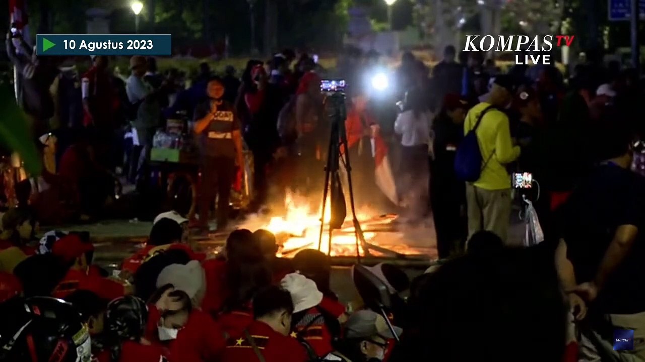 Demo Buruh Belum Bubar Massa Bakar Baliho Hingga Kayu Di Kawasan Patung Kuda Video Dailymotion