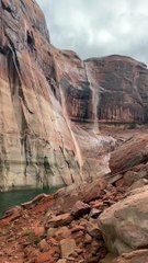 Chutes d'eau sur les murs du canyon