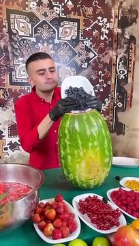 CZN Burak, qui a eu du mal avec l'allégation selon laquelle il a été fraudé par son père, s'est tourné vers l'aiguille et le fil