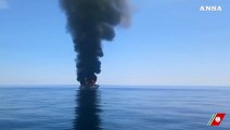 Imbarcazione in fiamme affonda a?Livorno, occupanti salvi su zattera