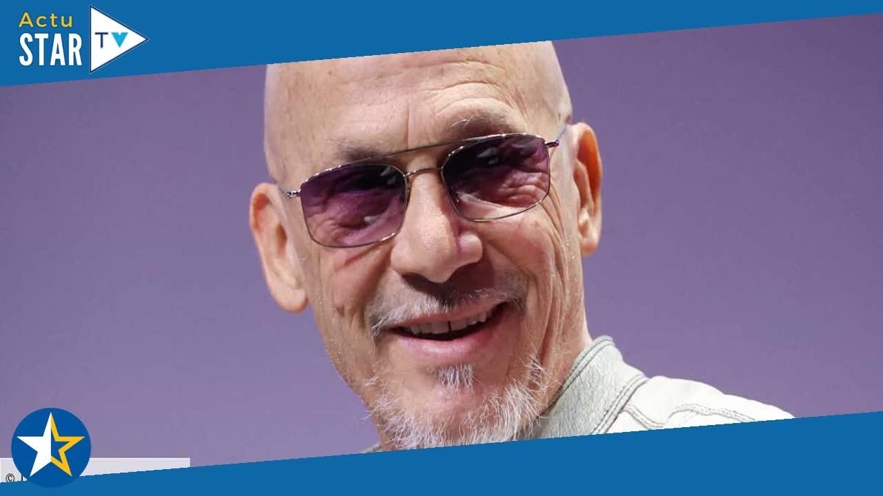 Florent Pagny sur scène  en pleine tournée estivale, il reçoit une surprise de deux stars de la cha