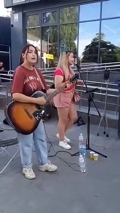 Khrystyna e Svitlana morreram num ataque russo. Antes, cantaram na cidade