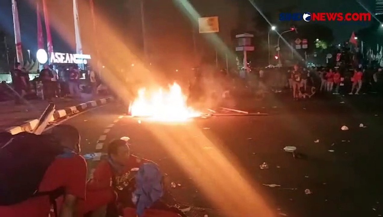 Belum Bubar, Massa Buruh Bakar Pembatas Jalan di Kawasan Patung Kuda