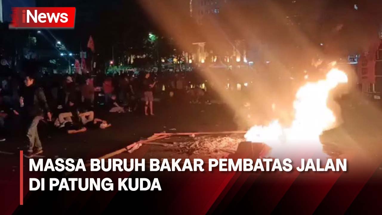 Bakar Pembatas Jalan, Massa Buruh Memilih Bertahan di Kawasan Patung Kuda