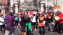 Stop Reddito di Cittadinanza corteo a Napoli, ex percettori mostrano la card: Vogliamo lavorare