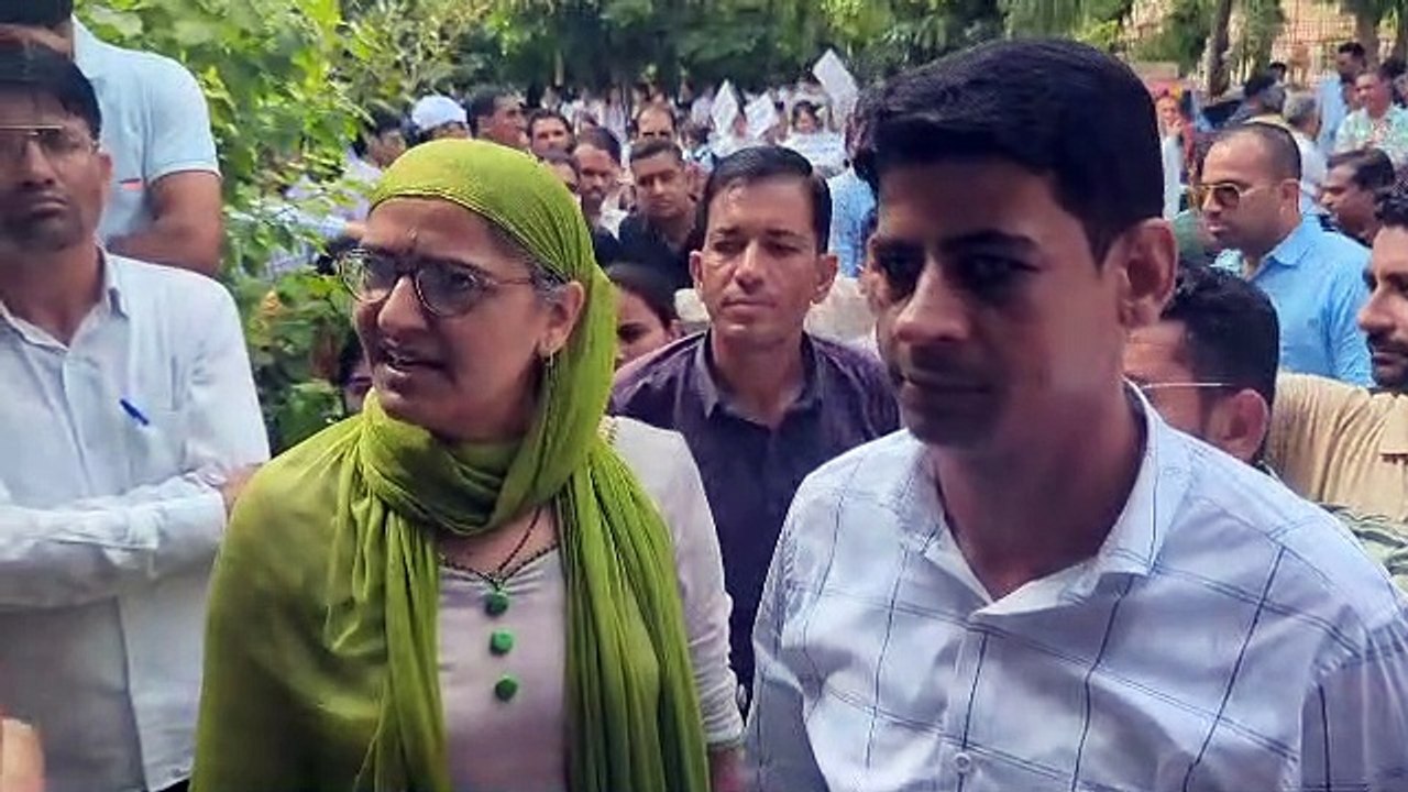 नर्सेज ने रैली निकालकर किया विरोध-प्रदर्शन