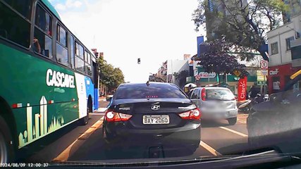 Câmera veicular flagra imprudência de motorista na Avenida Brasil