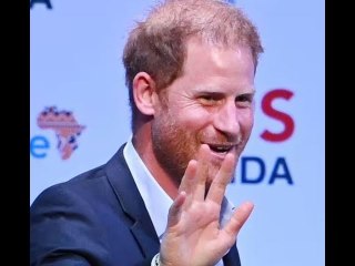 Le prince Harry sourit et salue la foule à Tokyo alors qu'il s'exprime sur le "pouvoir du sport"