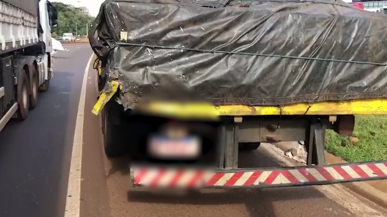 Veículo fica completamente destruído após acidente com caminhão na BR-277 em Cascavel