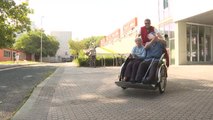 Un grupo de voluntarios pasea a ancianos de residencias de San Sebastián en triciclos