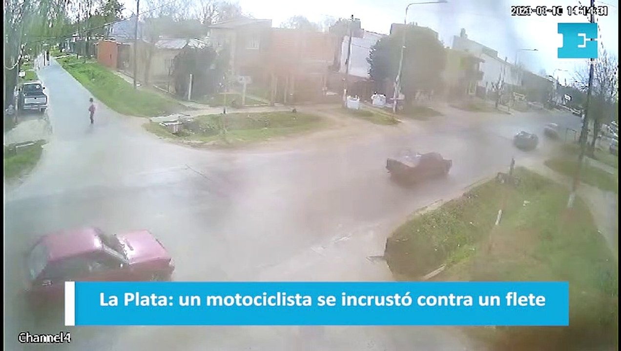 Un motociclista se incrustó contra un flete