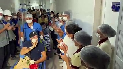 Homem atingido por aparelho de musculação saí aplaudido durante alta hospitalar