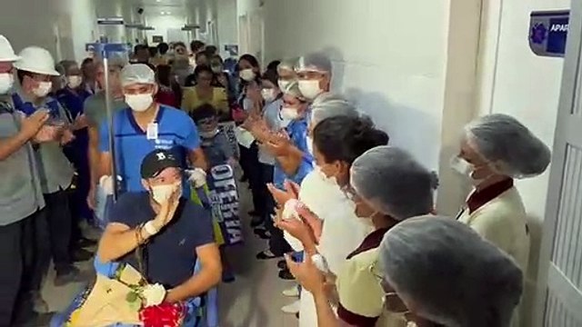 Homem atingido por aparelho de musculação saí aplaudido durante alta hospitalar