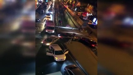 Asker eğlencesi için toplanan grup yolu trafiğe kapattı