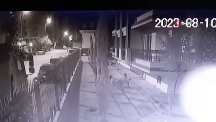 Les moments où les citoyens paniqués ont sauté du balcon lors du tremblement de terre sont filmés