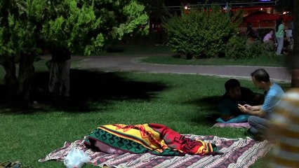 Après le tremblement de terre de magnitude 5,3 à Malatya, les citoyens passent la nuit dans des espaces ouverts