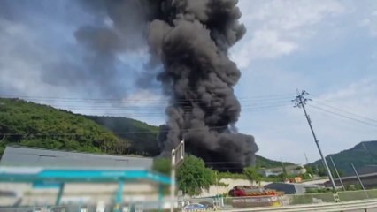 경기도 포천 원단 창고에서 불...2개 동 전소 / YTN