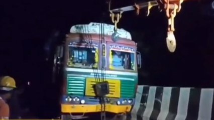 శ్రీకాకుళం జిల్లా: వంతెన రక్షణ గోడని ఢీకొన్న లారీ.. భారీ క్రేన్ సహాయంతో..!