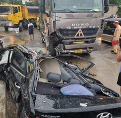 Xe đầu kéo tông nát ô tô ở Thanh Hóa, 3 người may mắn thoát nạn