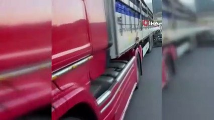 Otomobil çarptığı tırın dorsesine ok gibi saplandı: 5 yaralı