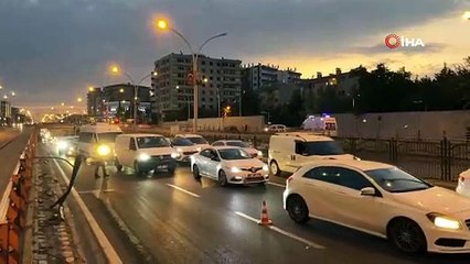Hızını alamayan araç refüje çarptı: 3 yaralı